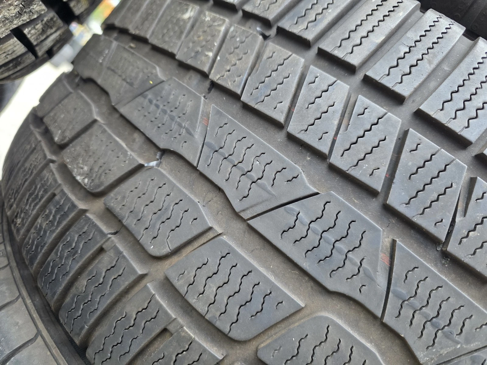 Гуми Зимни 255/45R17, снимка 7 - Гуми и джанти - 56664366