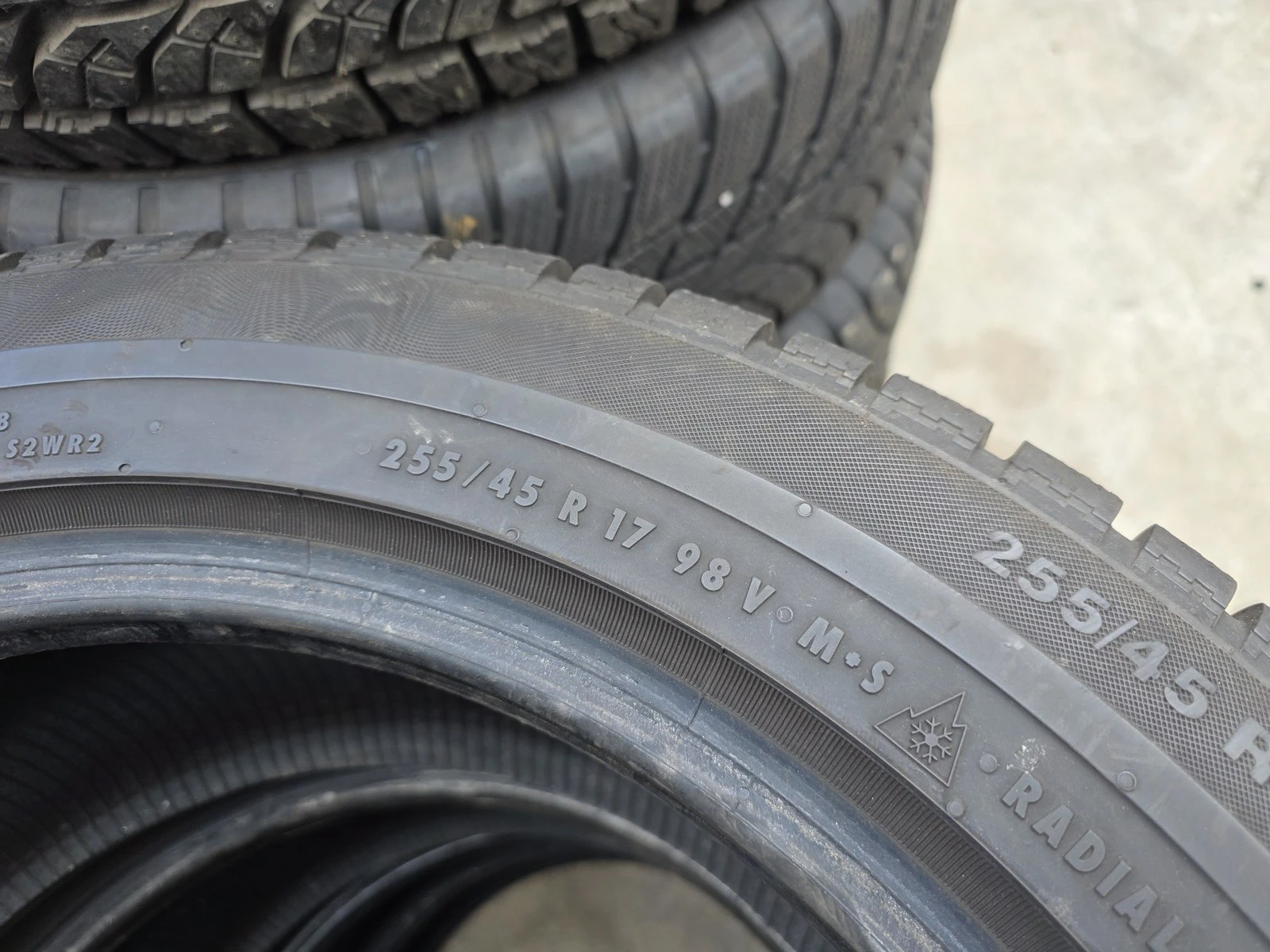 Гуми Зимни 255/45R17, снимка 8 - Гуми и джанти - 56664366