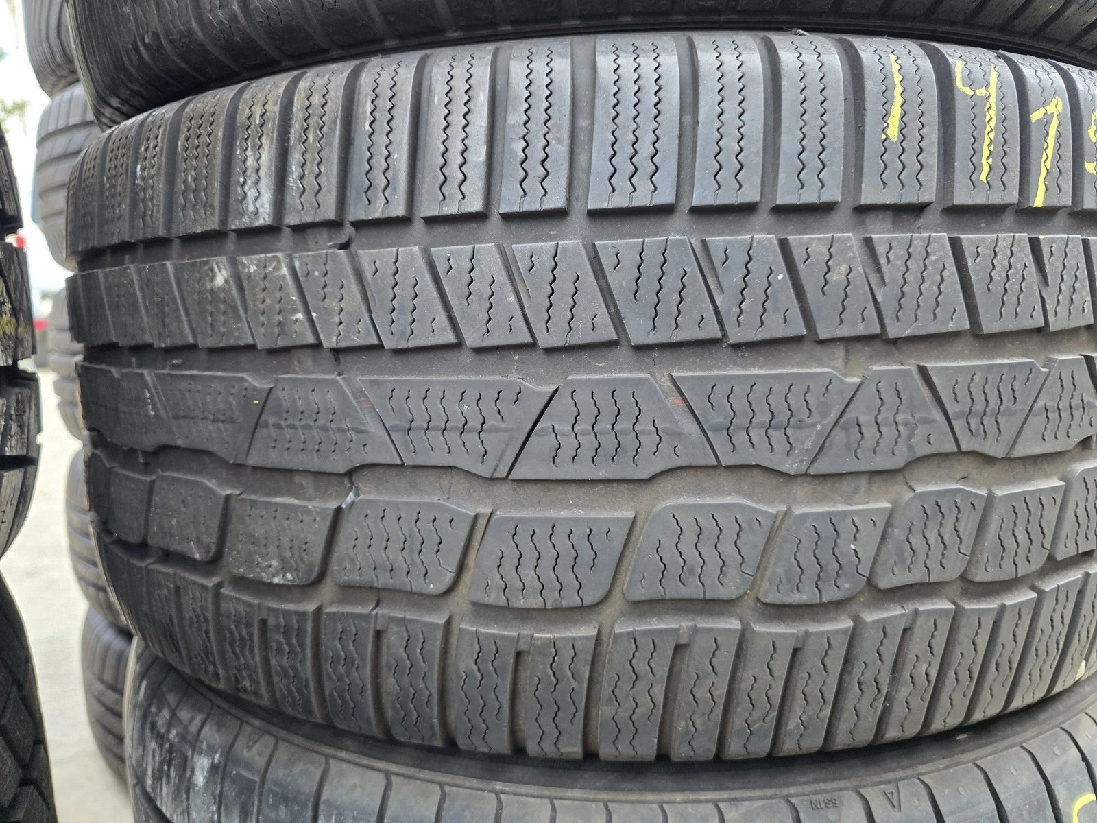 Гуми Зимни 255/45R17, снимка 2 - Гуми и джанти - 56664366