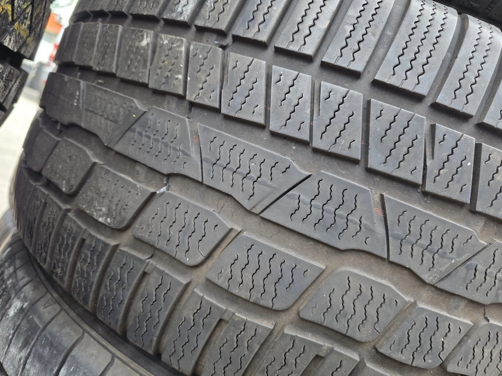 Гуми Зимни 255/45R17, снимка 4 - Гуми и джанти - 56664366