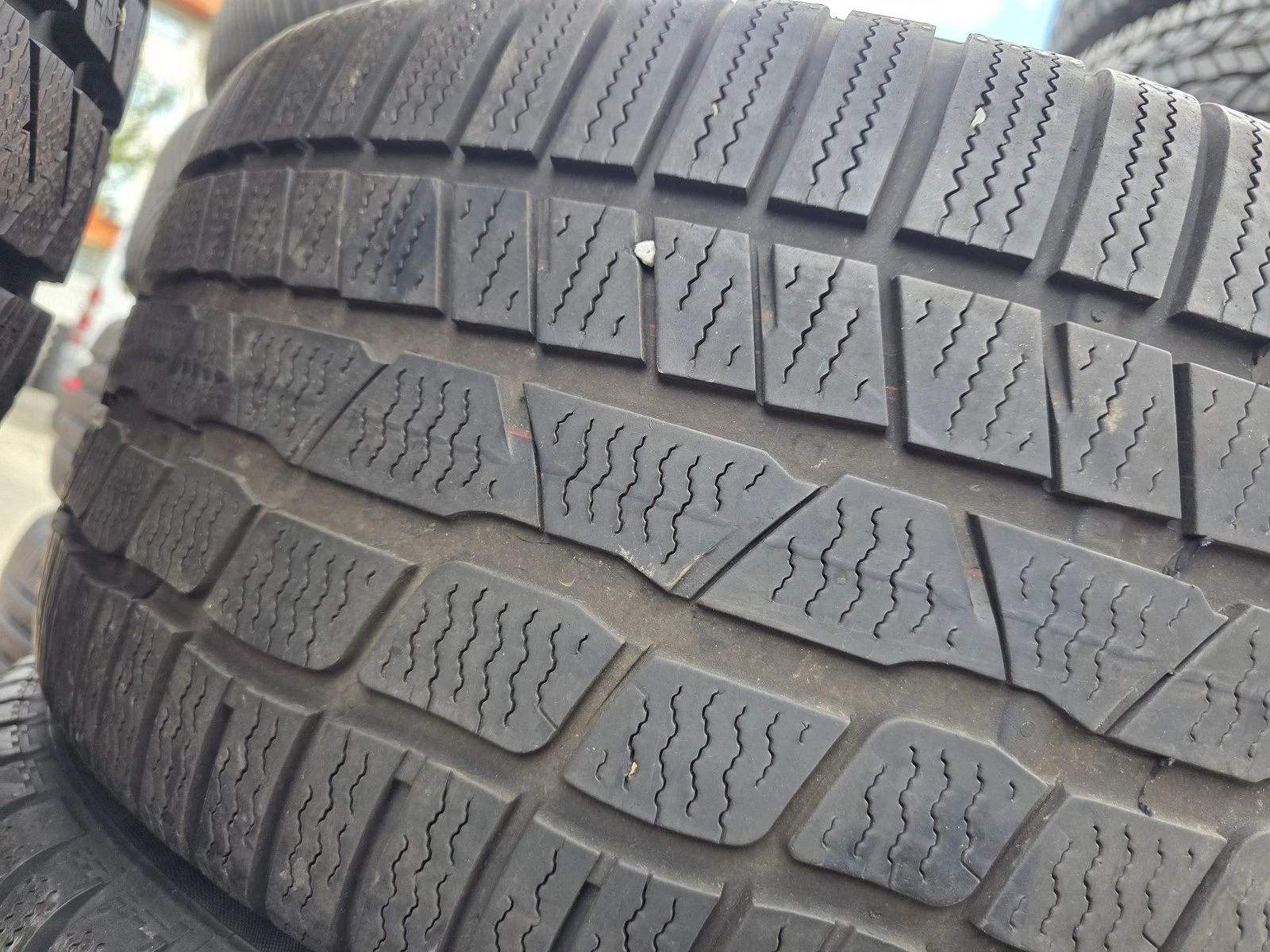 Гуми Зимни 255/45R17, снимка 3 - Гуми и джанти - 56664366