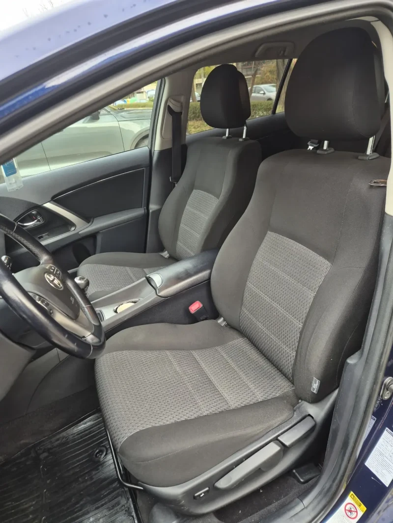 Toyota Avensis 1.6i Facelift , снимка 8 - Автомобили и джипове - 52437971