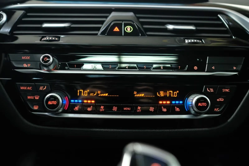 BMW 520 G30/190HP/xDRIVE/SPORT/HUD/PANO/360/ОБДУХ/976v, снимка 15 - Автомобили и джипове - 53593997