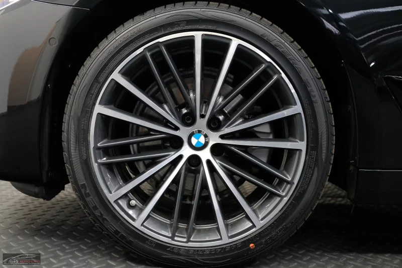 BMW 520 G30/190HP/xDRIVE/SPORT/HUD/PANO/360/ОБДУХ/976v, снимка 9 - Автомобили и джипове - 53593997
