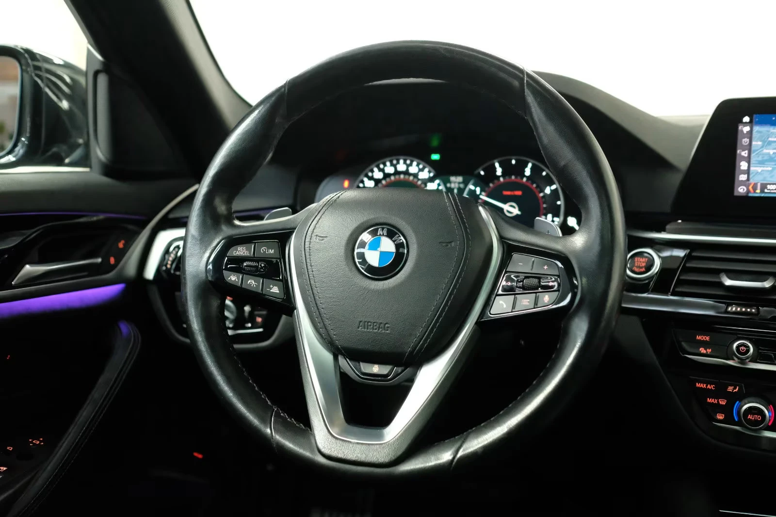 BMW 520 G30/190HP/xDRIVE/SPORT/HUD/PANO/360/ОБДУХ/976v - изображение 10