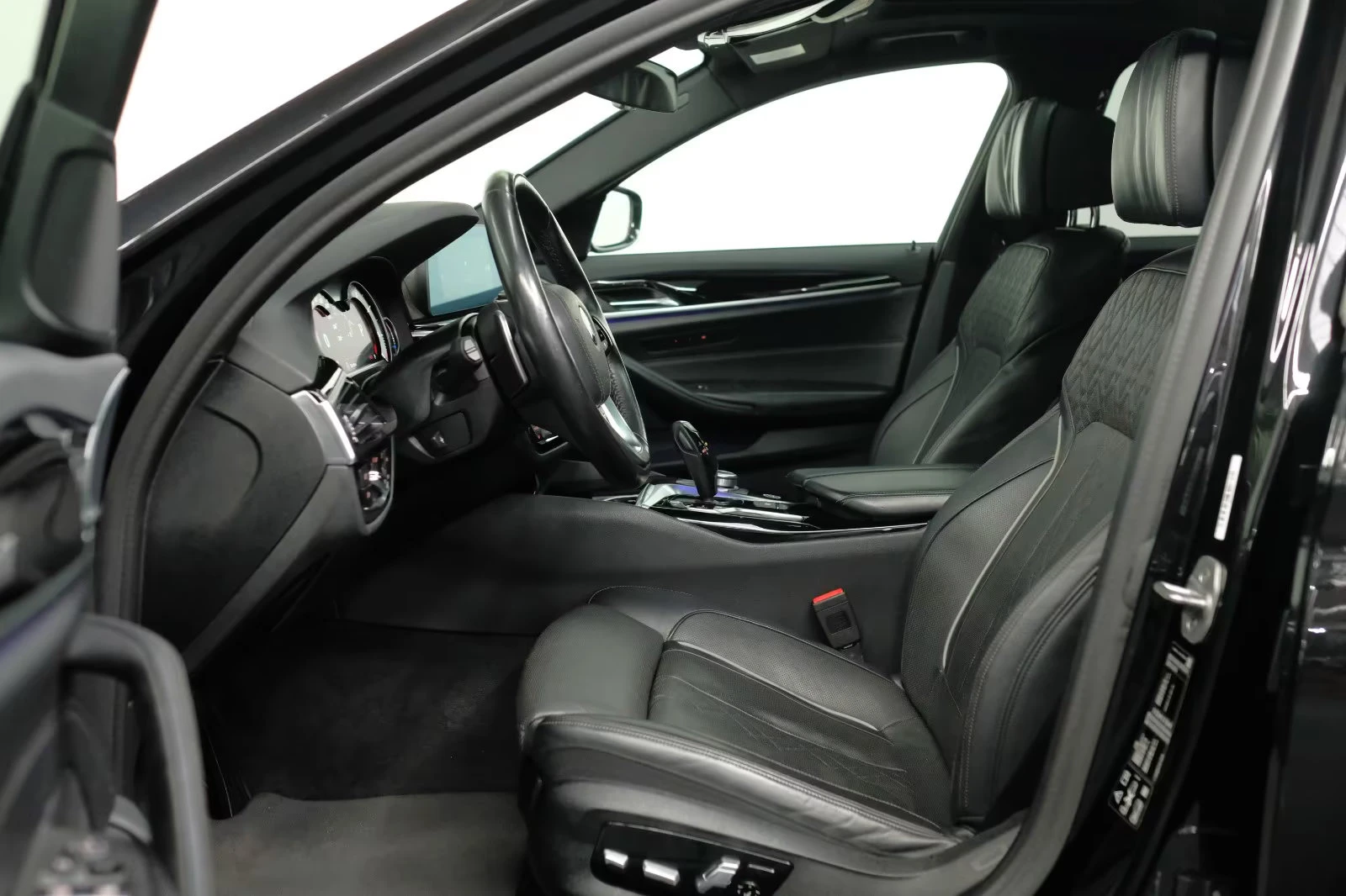 BMW 520 G30/190HP/xDRIVE/SPORT/HUD/PANO/360/�����/976v | Mobile.bg � ����������� 12