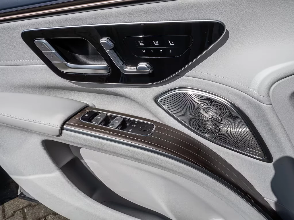 Mercedes-Benz EQS 580 SUV AMG 4-MATIC HYPERSCREEN BURMESTER PANO TV, снимка 11 - Автомобили и джипове - 55034414