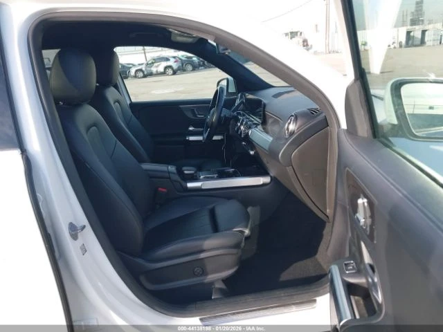 Mercedes-Benz GLB 250* 80k km* Камера* Кожа* м.Точки* Virtual* , снимка 10 - Автомобили и джипове - 53382899