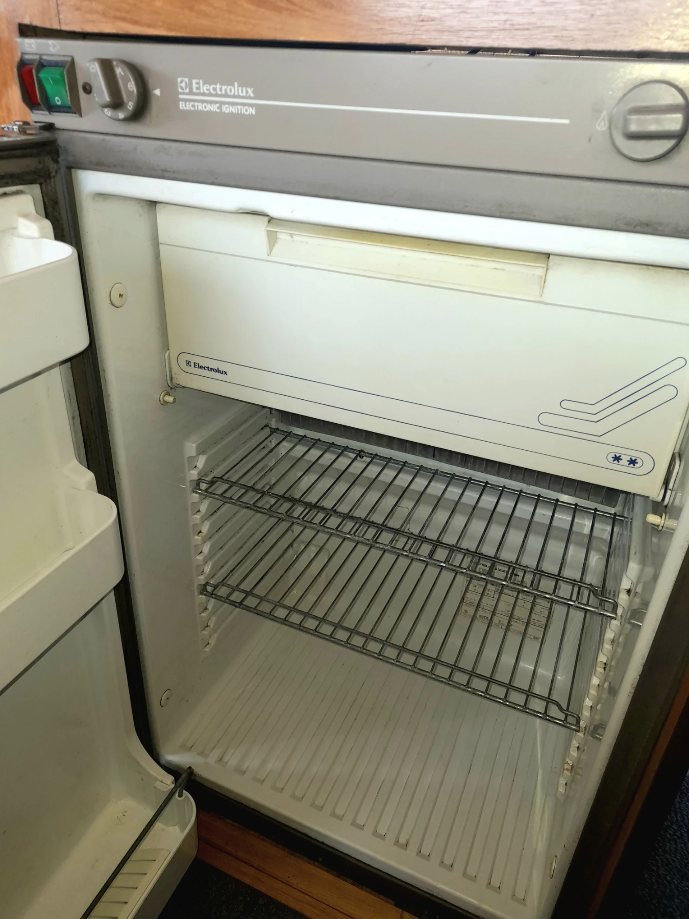 Кемпер Peugeot 2.5 TURBO D. КЛИМАТИК, СОЛАР, TV, снимка 15 - Каравани и кемпери - 54193933