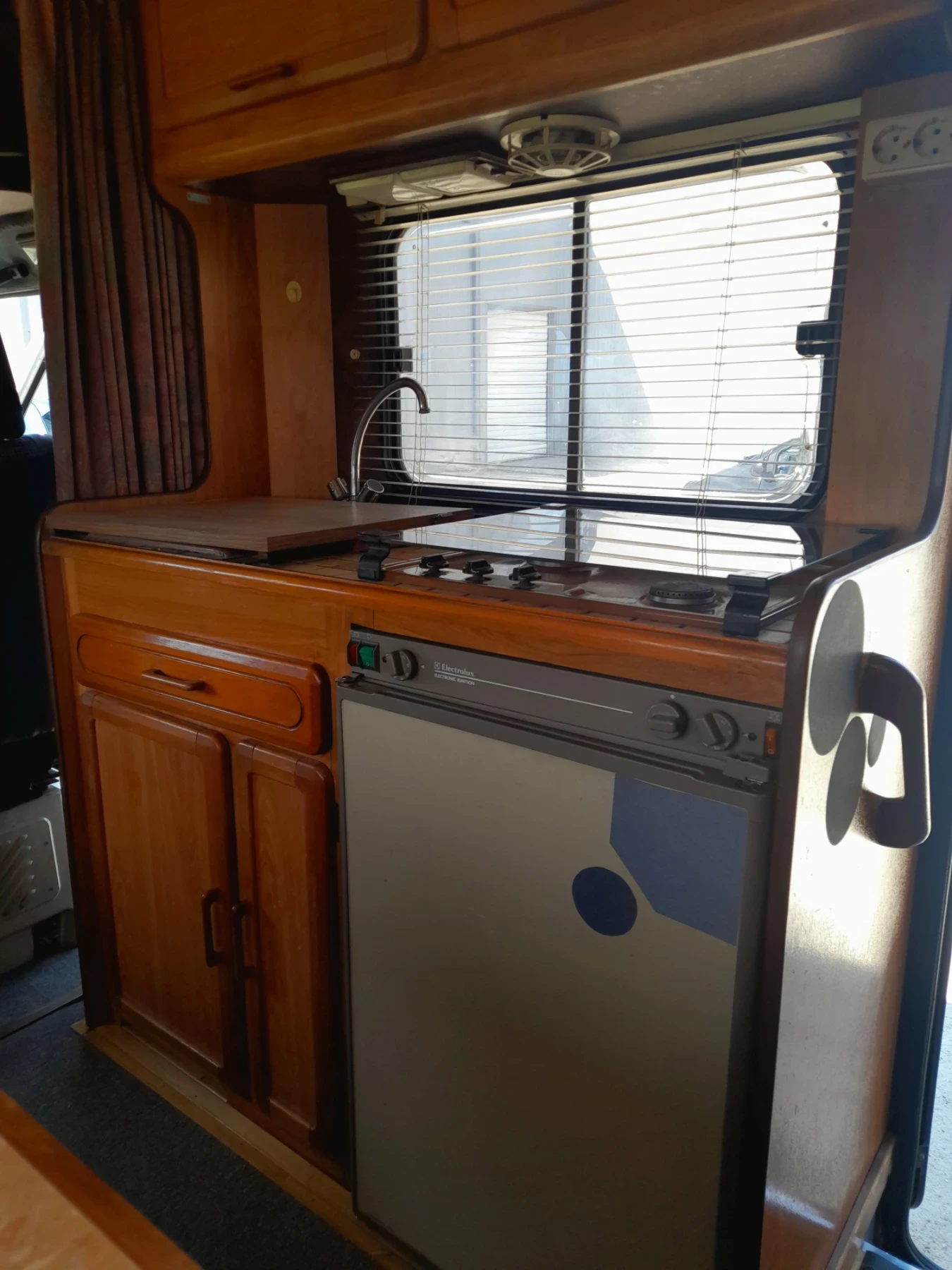 Кемпер Peugeot 2.5 TURBO D. КЛИМАТИК, СОЛАР, TV, снимка 11 - Каравани и кемпери - 54193933