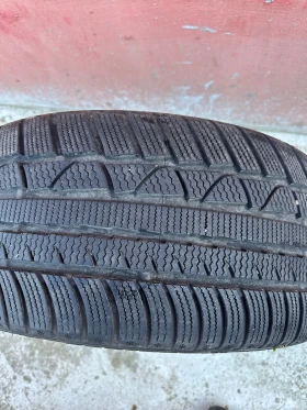 Гуми Зимни 245/40R19, снимка 4 - Гуми и джанти - 48599761