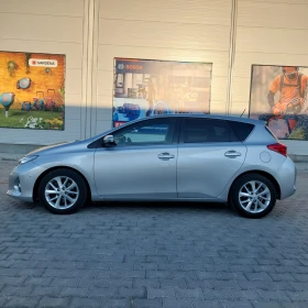 Toyota Auris 2.0 D4D / NAVY / KEYLESS / КАМЕРА / , снимка 2