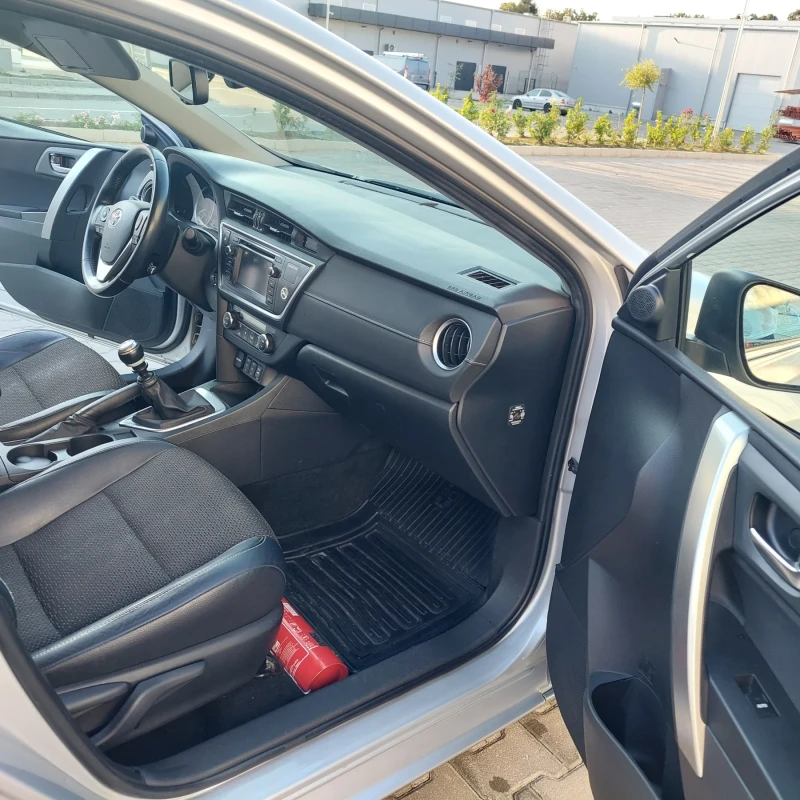 Toyota Auris 2.0 D4D / NAVY / KEYLESS / КАМЕРА / , снимка 10 - Автомобили и джипове - 47334907