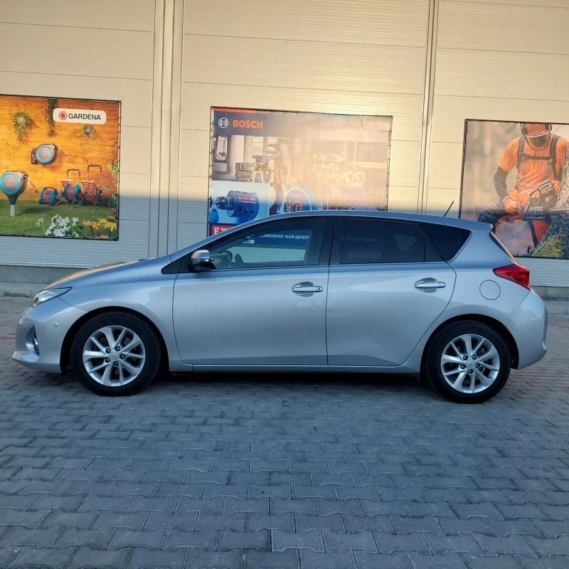 Toyota Auris 2.0 D4D / NAVY / KEYLESS / КАМЕРА / , снимка 2 - Автомобили и джипове - 47334907