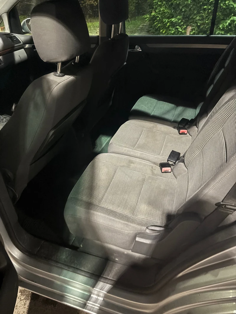VW Touran АВТОМАТИК, снимка 8 - Автомобили и джипове - 52869797