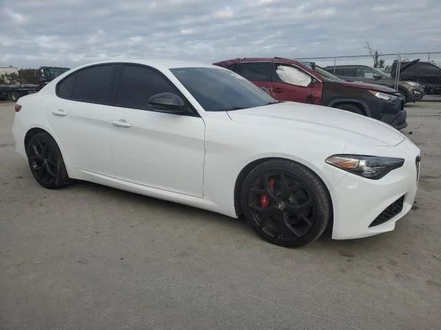 Alfa Romeo Giulia задно* червен салон* keyless* pamet* , снимка 4 - Автомобили и джипове - 48560259