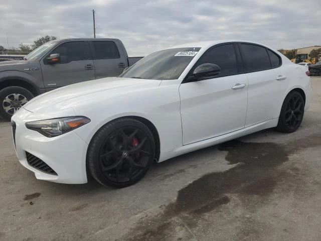 Alfa Romeo Giulia задно* червен салон* keyless* pamet* , снимка 1 - Автомобили и джипове - 48560259