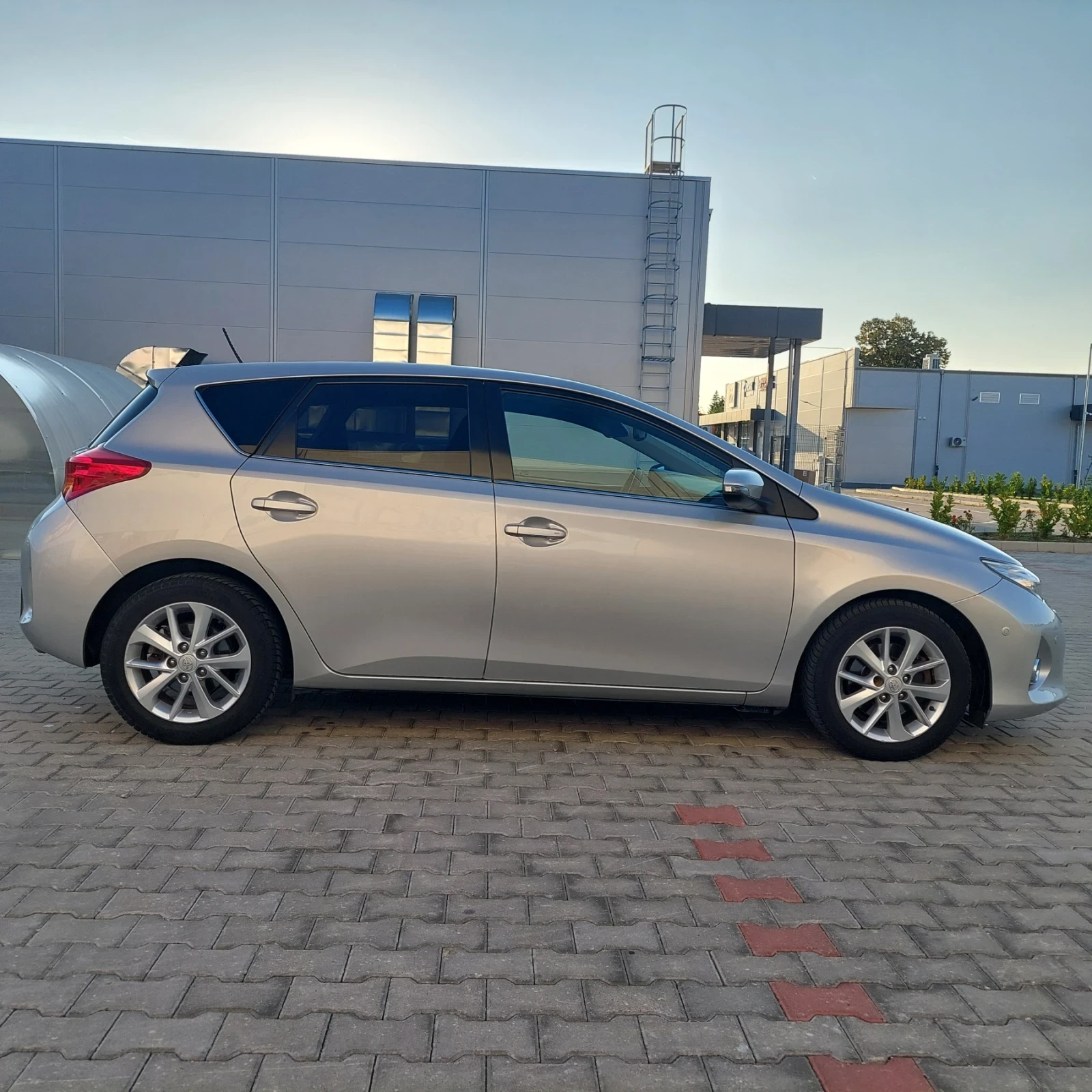 Toyota Auris 2.0 D4D / NAVY / KEYLESS / КАМЕРА /  - изображение 5