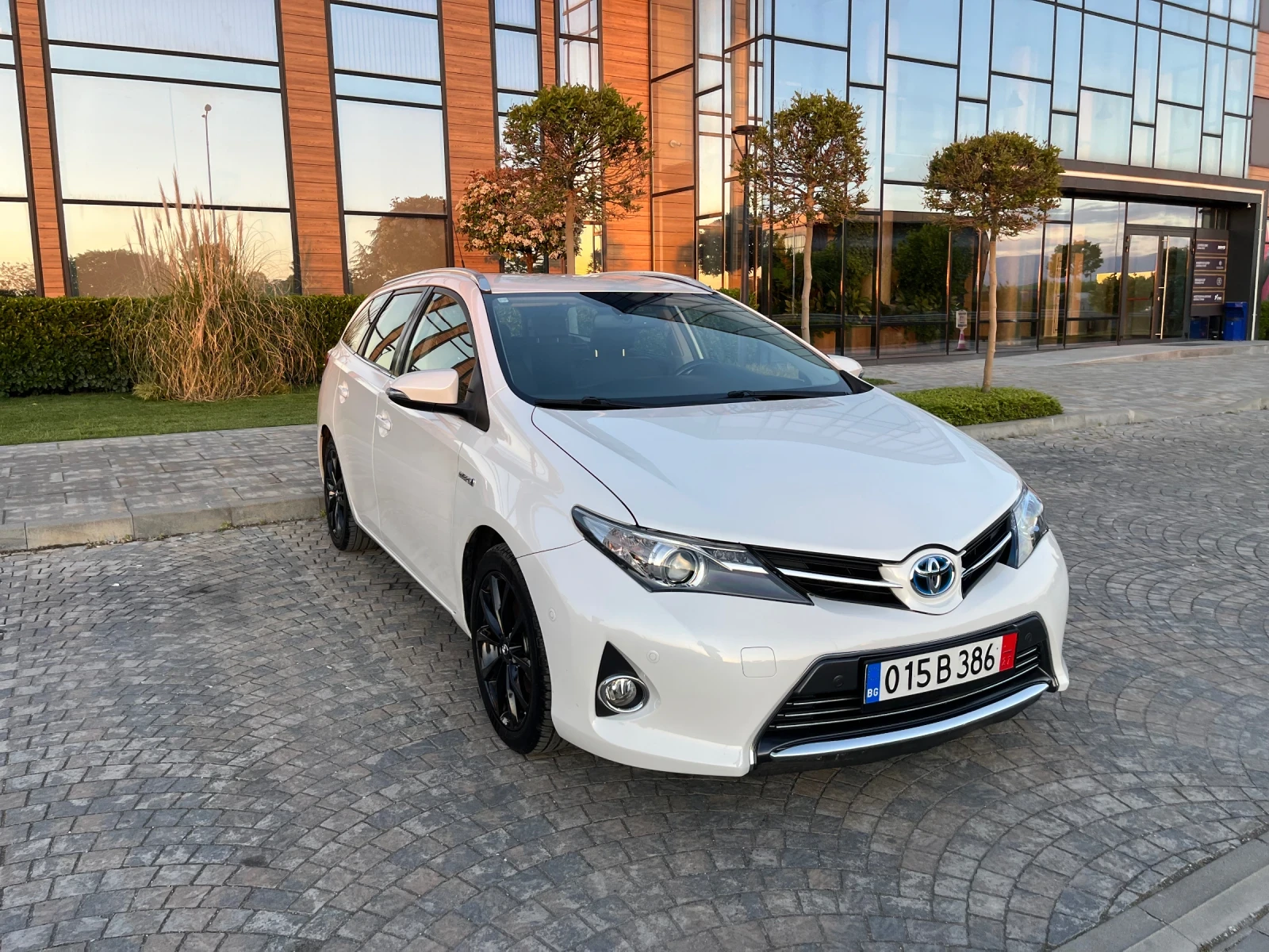 Toyota Auris 1.8Hybrid Lounge136к.с.* 116000к.м.Самопаркиране!!, снимка 6 - Автомобили и джипове - 54578887