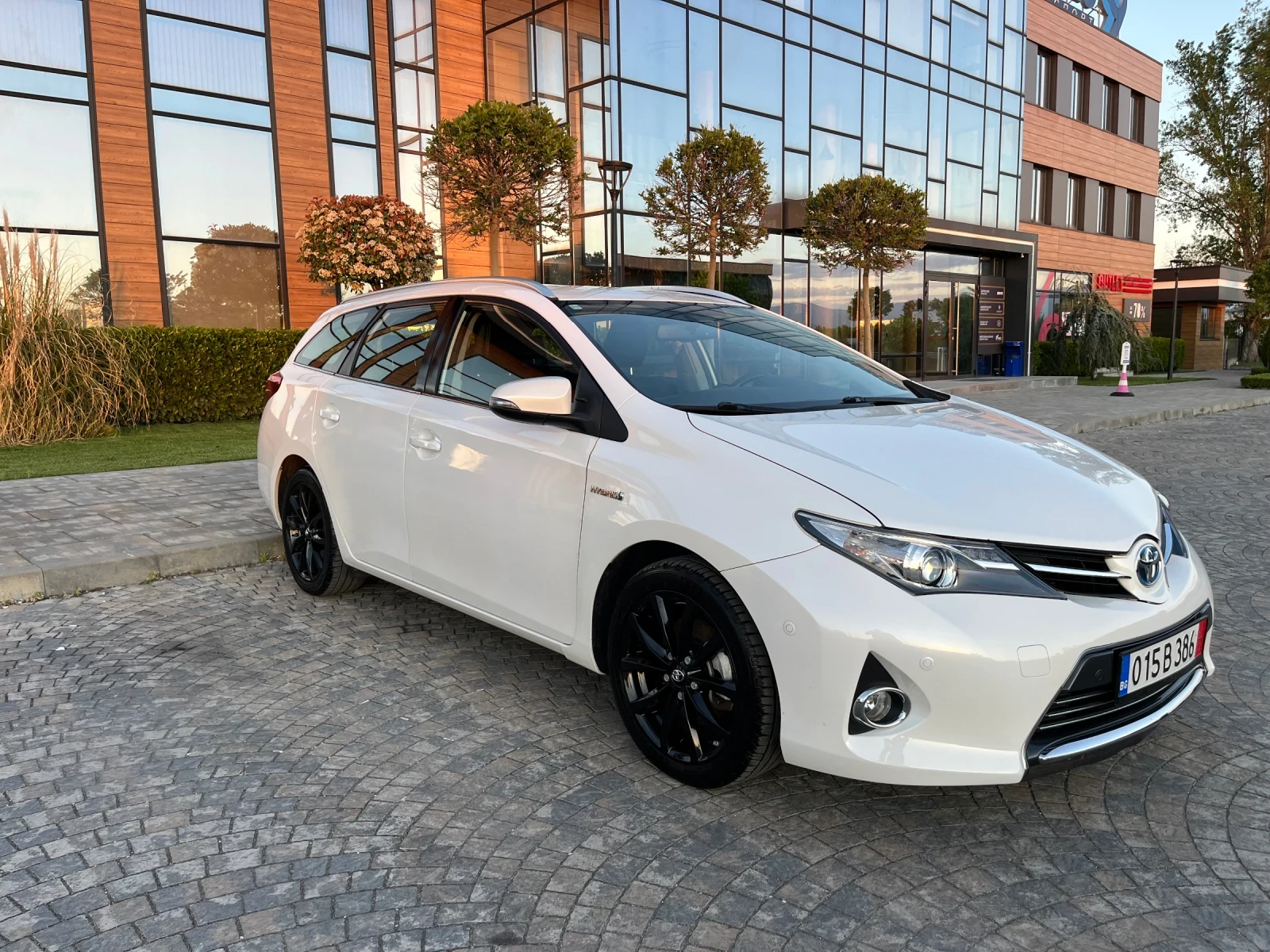 Toyota Auris 1.8Hybrid Lounge136к.с.* 116000к.м.Самопаркиране!!, снимка 8 - Автомобили и джипове - 54578887