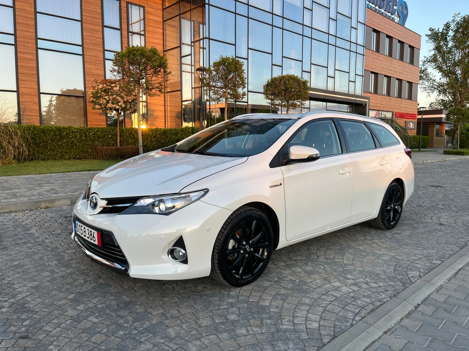Toyota Auris 1.8Hybrid Lounge136к.с.* 116000к.м.Самопаркиране!!, снимка 2 - Автомобили и джипове - 54578887