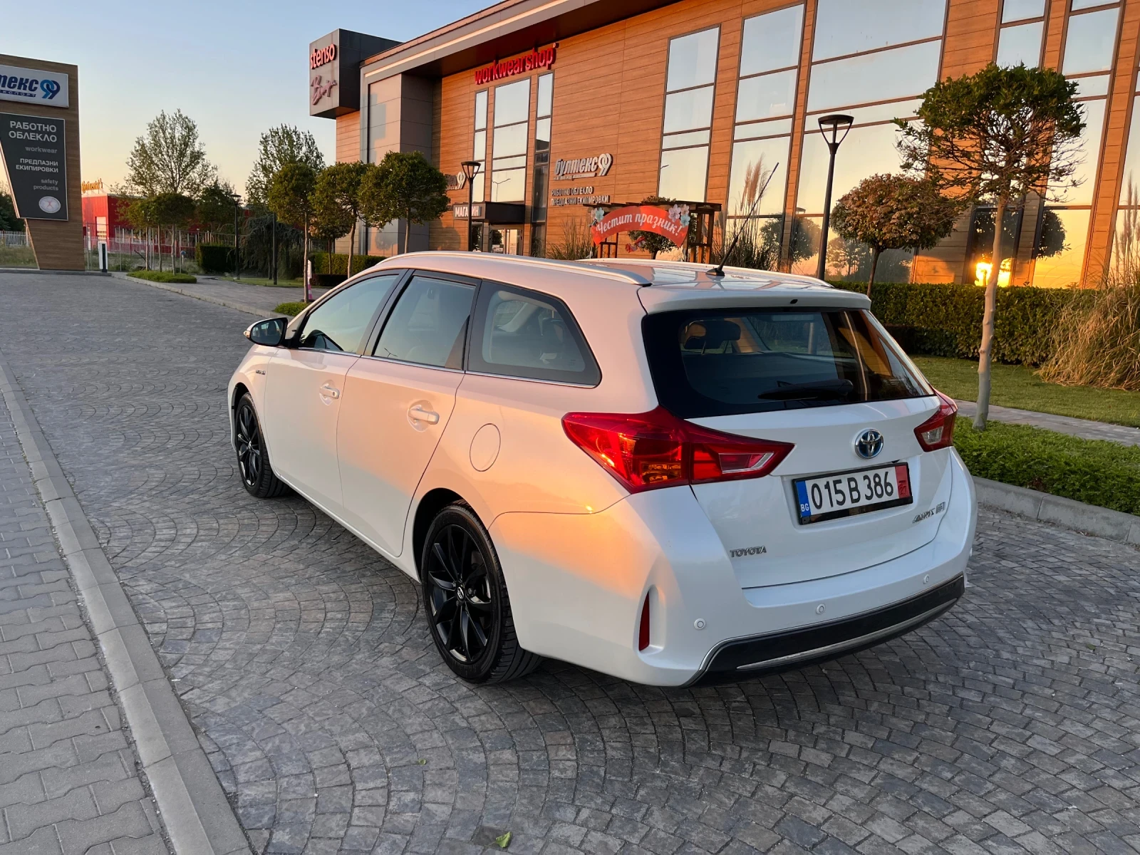 Toyota Auris 1.8Hybrid Lounge136к.с.* 116000к.м.Самопаркиране!!, снимка 7 - Автомобили и джипове - 54578887