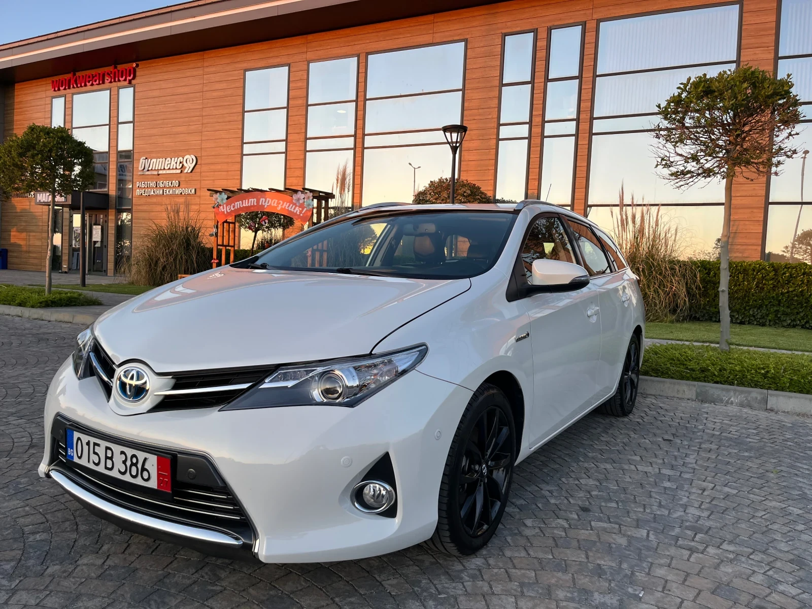 Toyota Auris 1.8Hybrid Lounge136к.с.* 116000к.м.Самопаркиране!!, снимка 4 - Автомобили и джипове - 54578887