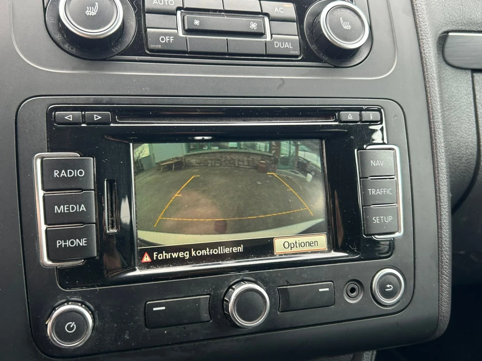VW Touran 2.0 TDI, снимка 9 - Автомобили и джипове - 54717292