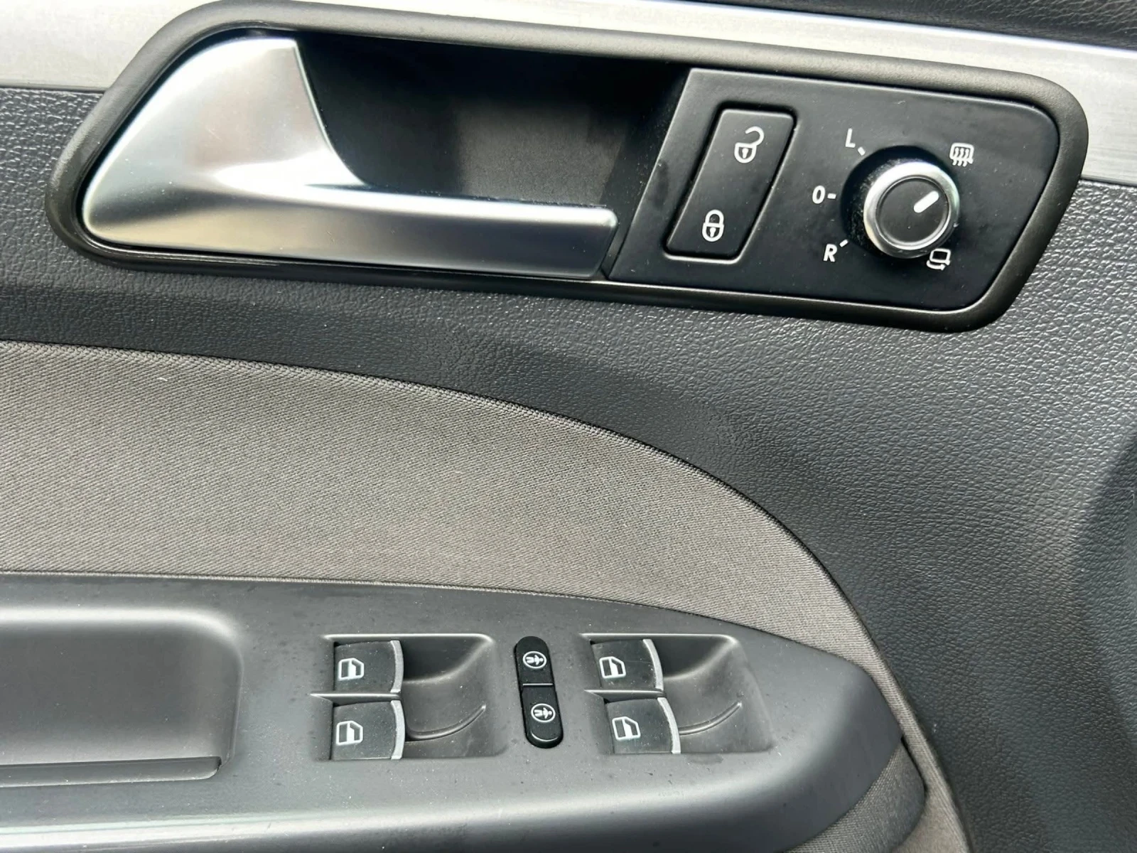 VW Touran 2.0 TDI, снимка 8 - Автомобили и джипове - 54717292