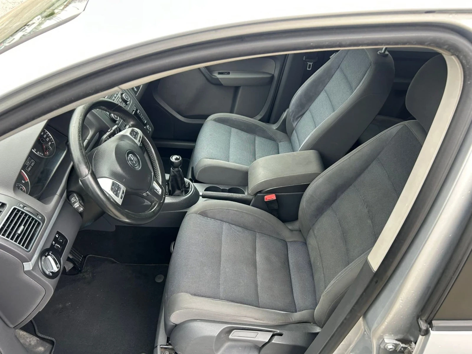 VW Touran 2.0 TDI, снимка 4 - Автомобили и джипове - 54717292