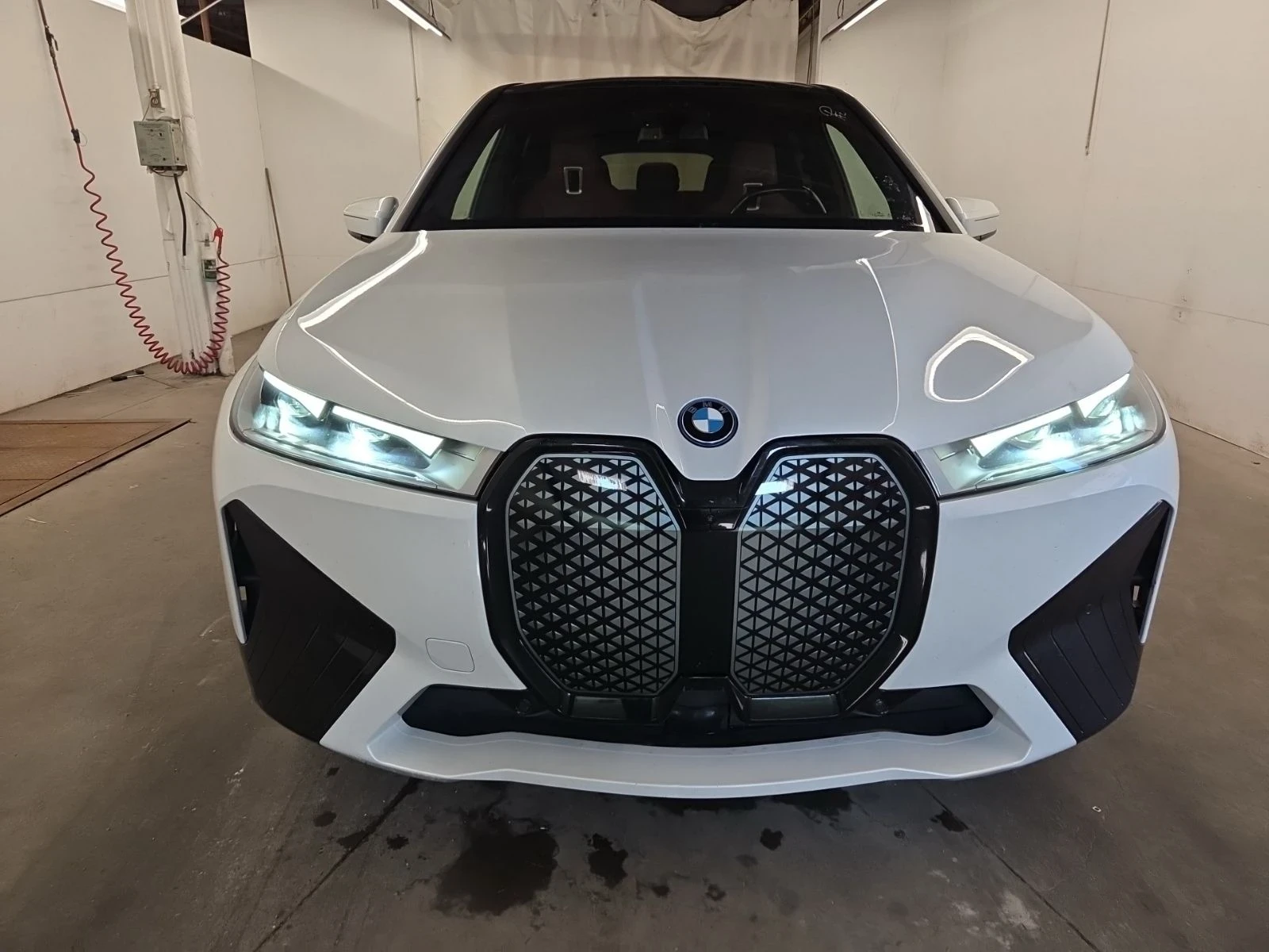 BMW iX Xdrive50* M-pack* 360* Sky Lounge* H&K* Обух* * , снимка 2 - Автомобили и джипове - 55973474