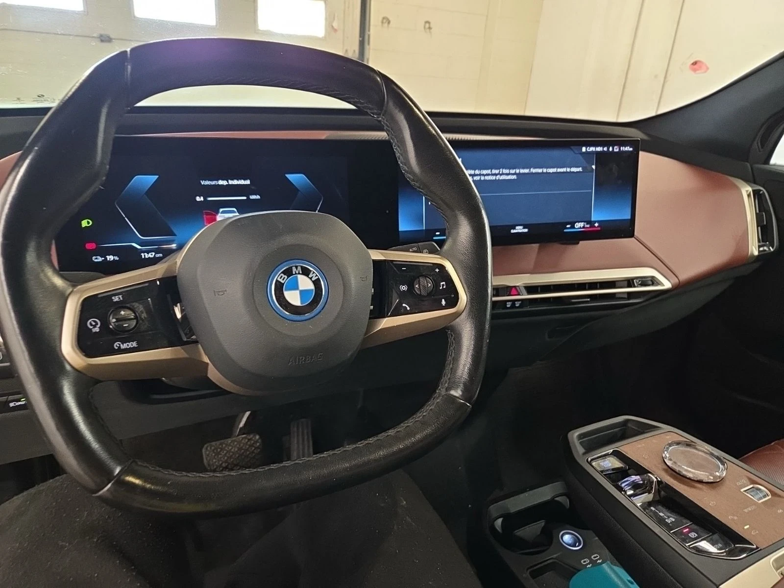 BMW iX Xdrive50* M-pack* 360* Sky Lounge* H&K* Обух* * , снимка 8 - Автомобили и джипове - 55973474