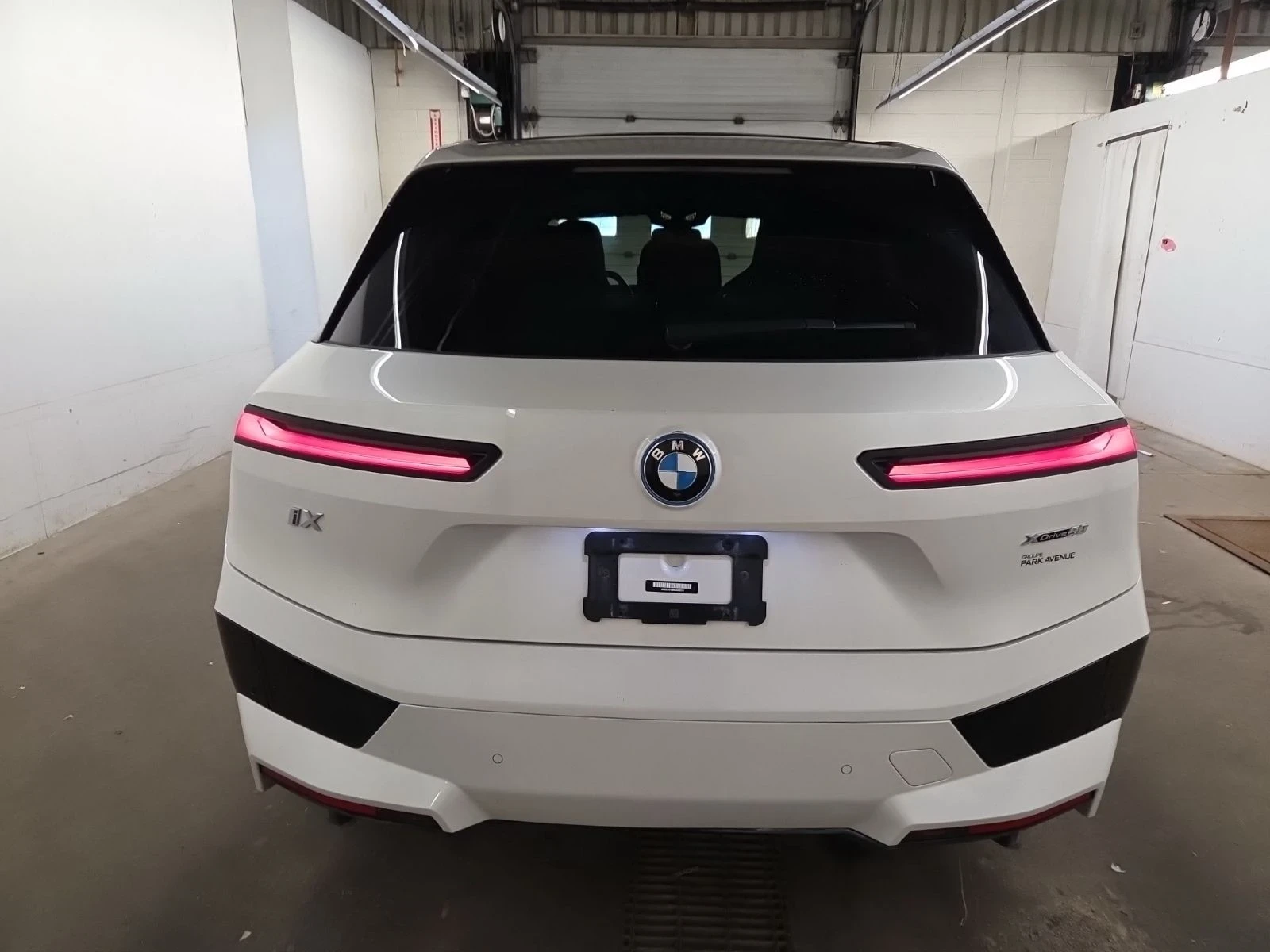 BMW iX Xdrive50* M-pack* 360* Sky Lounge* H&K* Обух* * , снимка 6 - Автомобили и джипове - 55973474