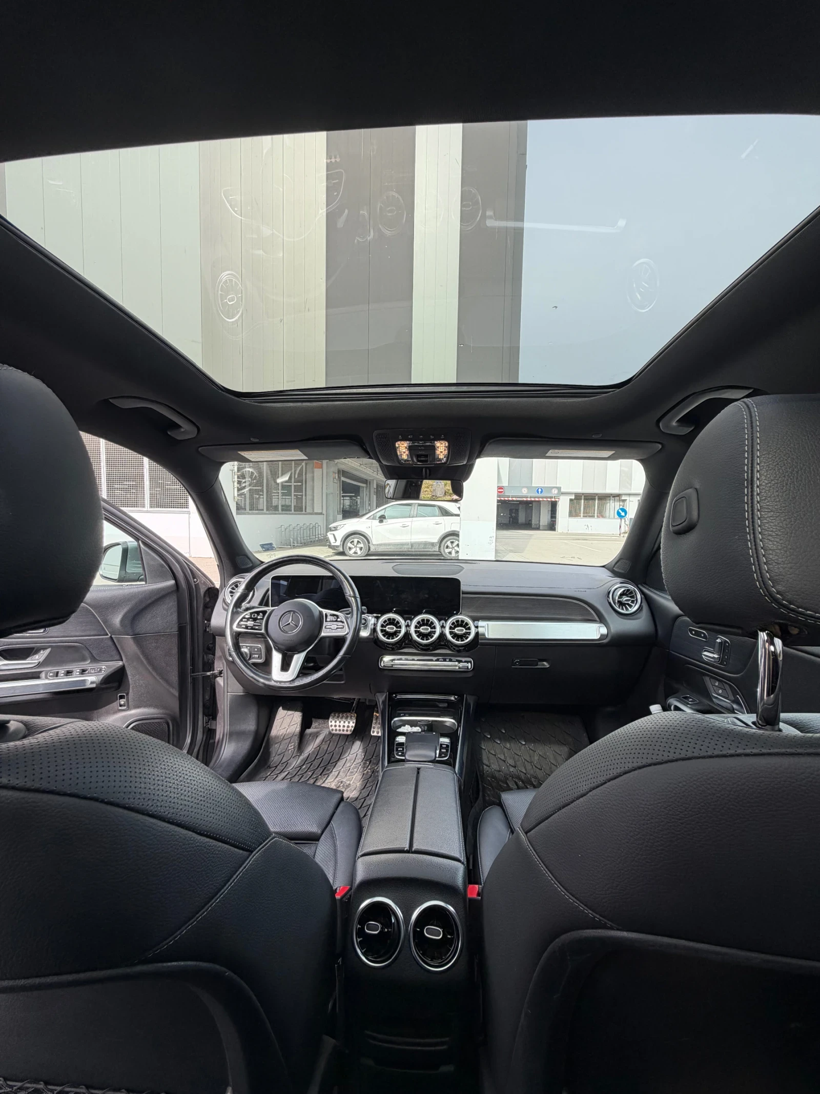 Mercedes-Benz GLB 250 AMG -ПАНОРАМА-ОБДУХВАНЕ-ДИСТРОНИК, снимка 10 - Автомобили и джипове - 54630768