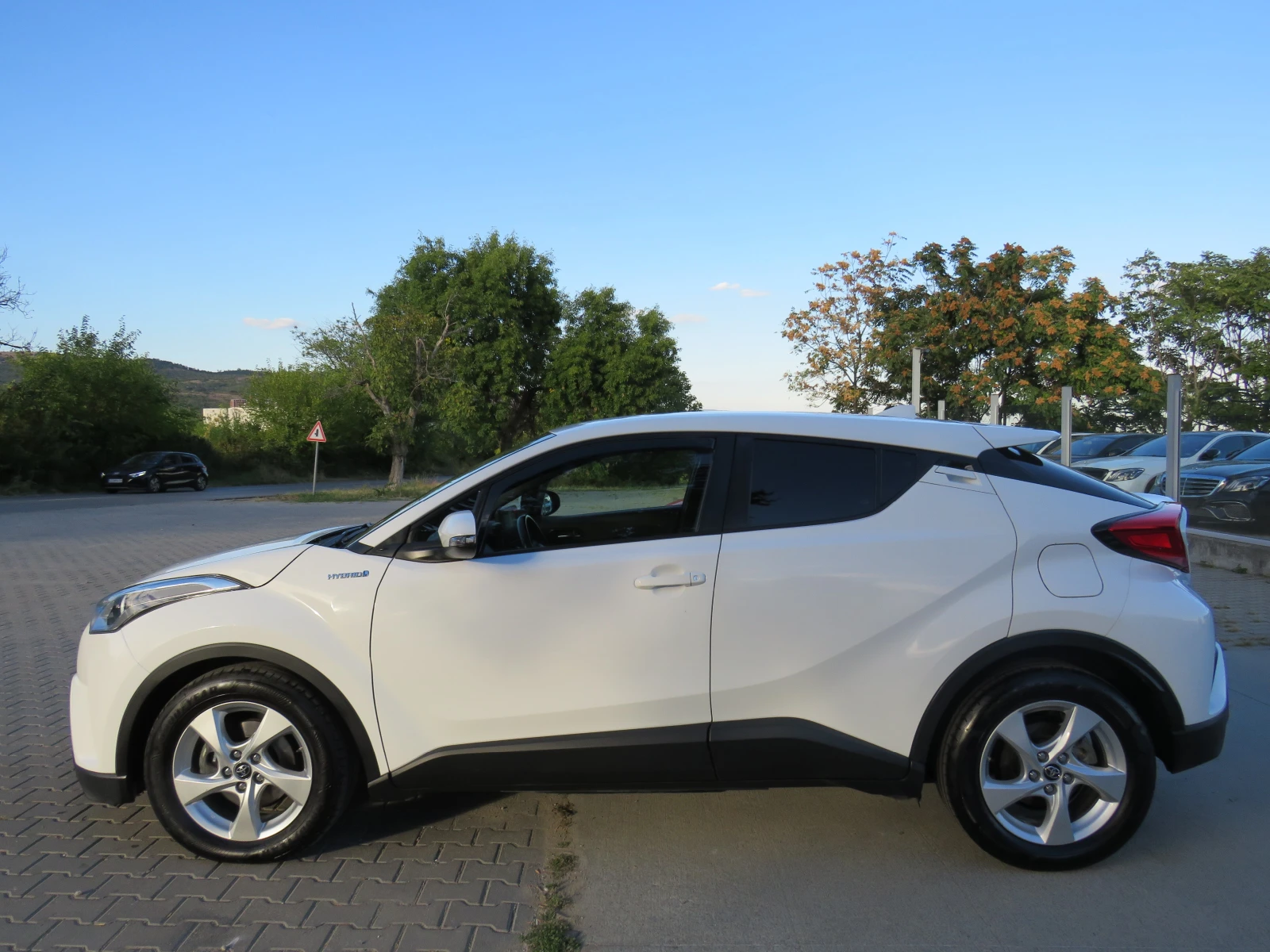 Toyota C-HR * HYBRID KEYLESS СЕРВИЗНА ИСТОРИЯ* , снимка 8 - Автомобили и джипове - 56231438