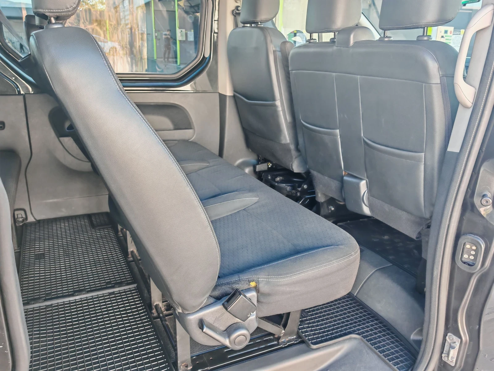 Opel Vivaro, снимка 4 - Бусове и автобуси - 54655454