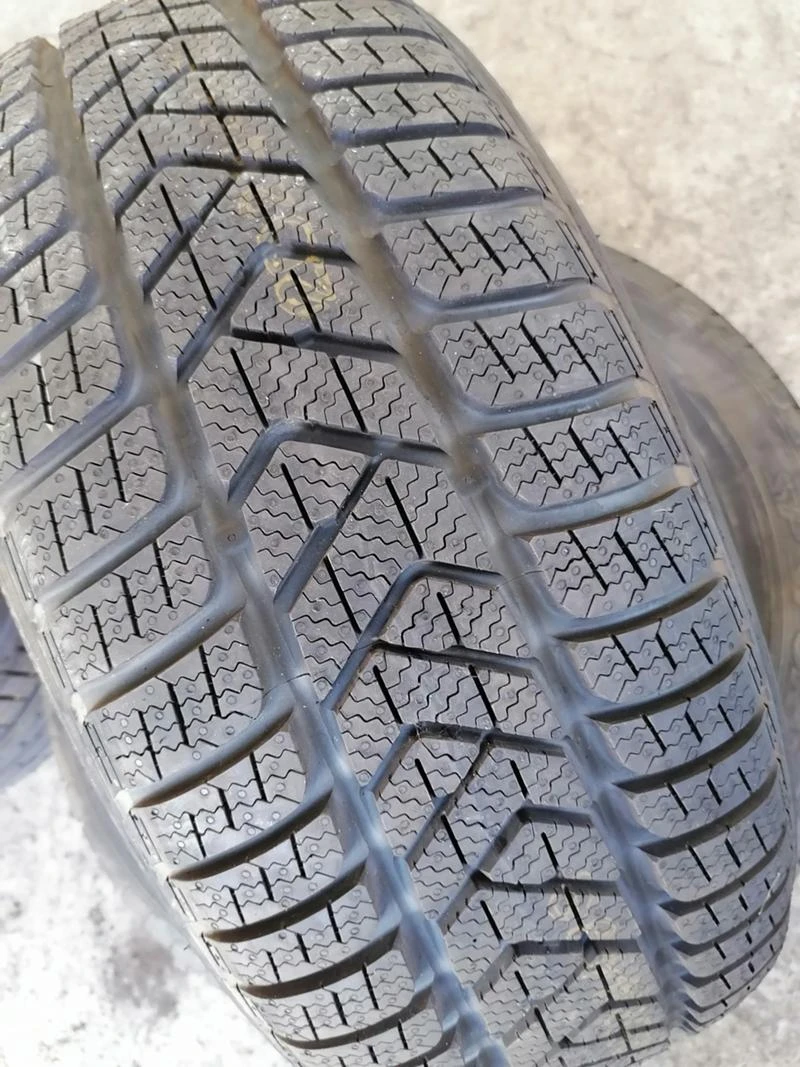 Гуми Зимни 225/45R18, снимка 2 - Гуми и джанти - 29598565