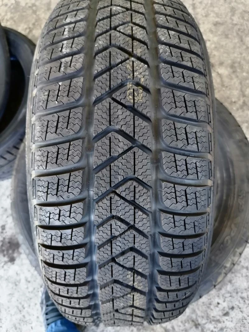 Гуми Зимни 225/45R18, снимка 1 - Гуми и джанти - 29598565