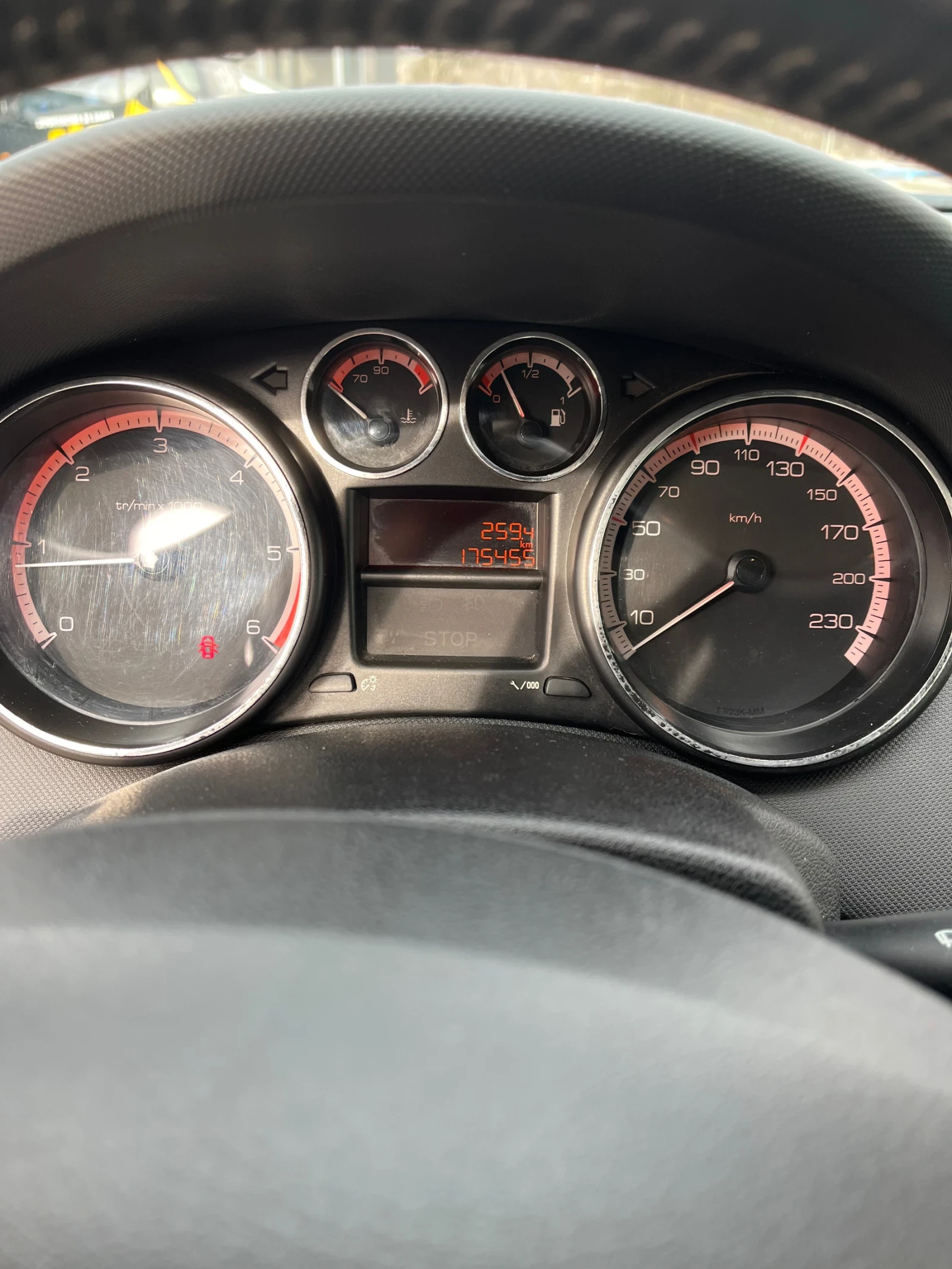 Peugeot 308 1.6 eHDI  - изображение 8