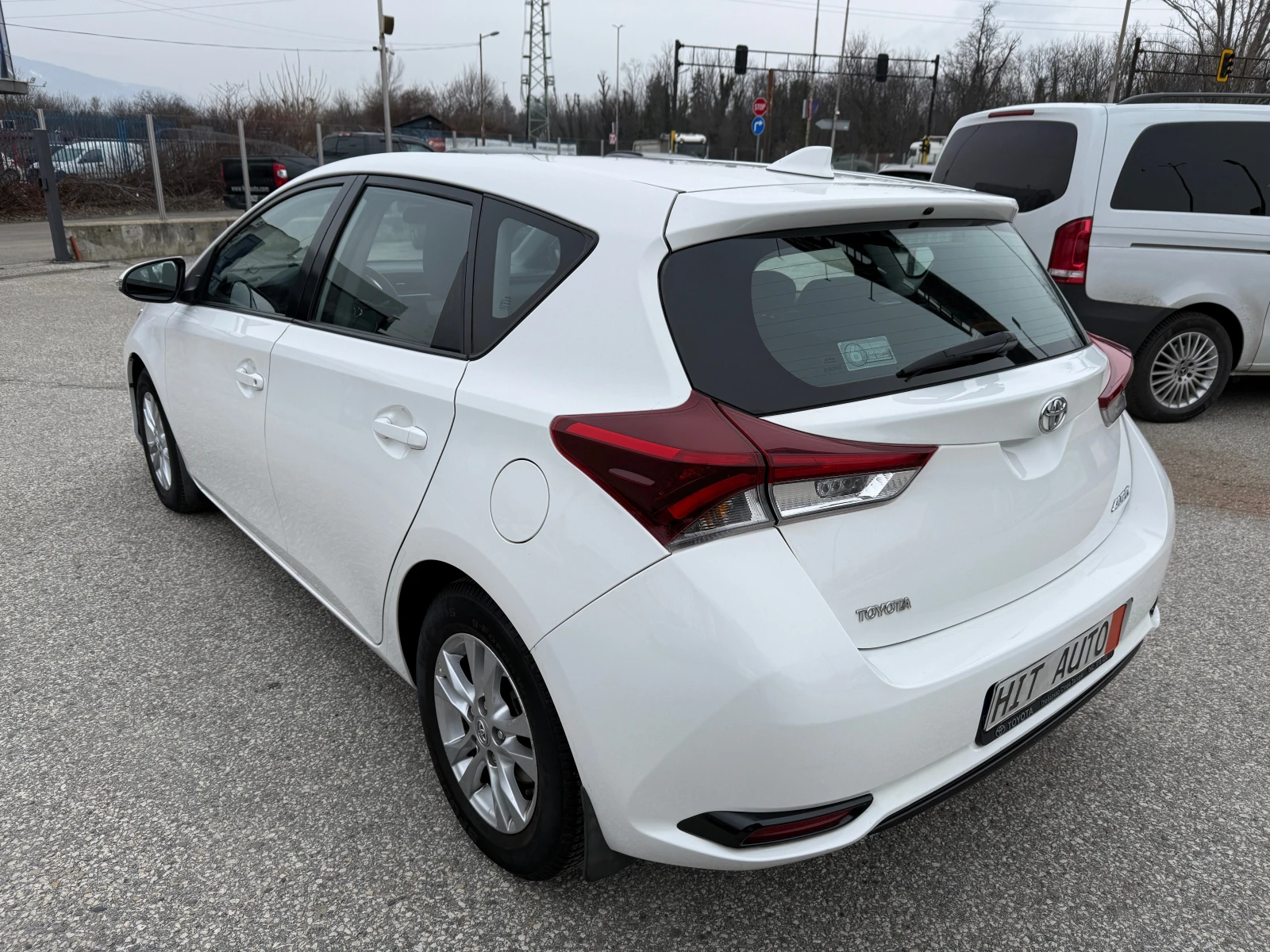 Toyota Auris  - изображение 8