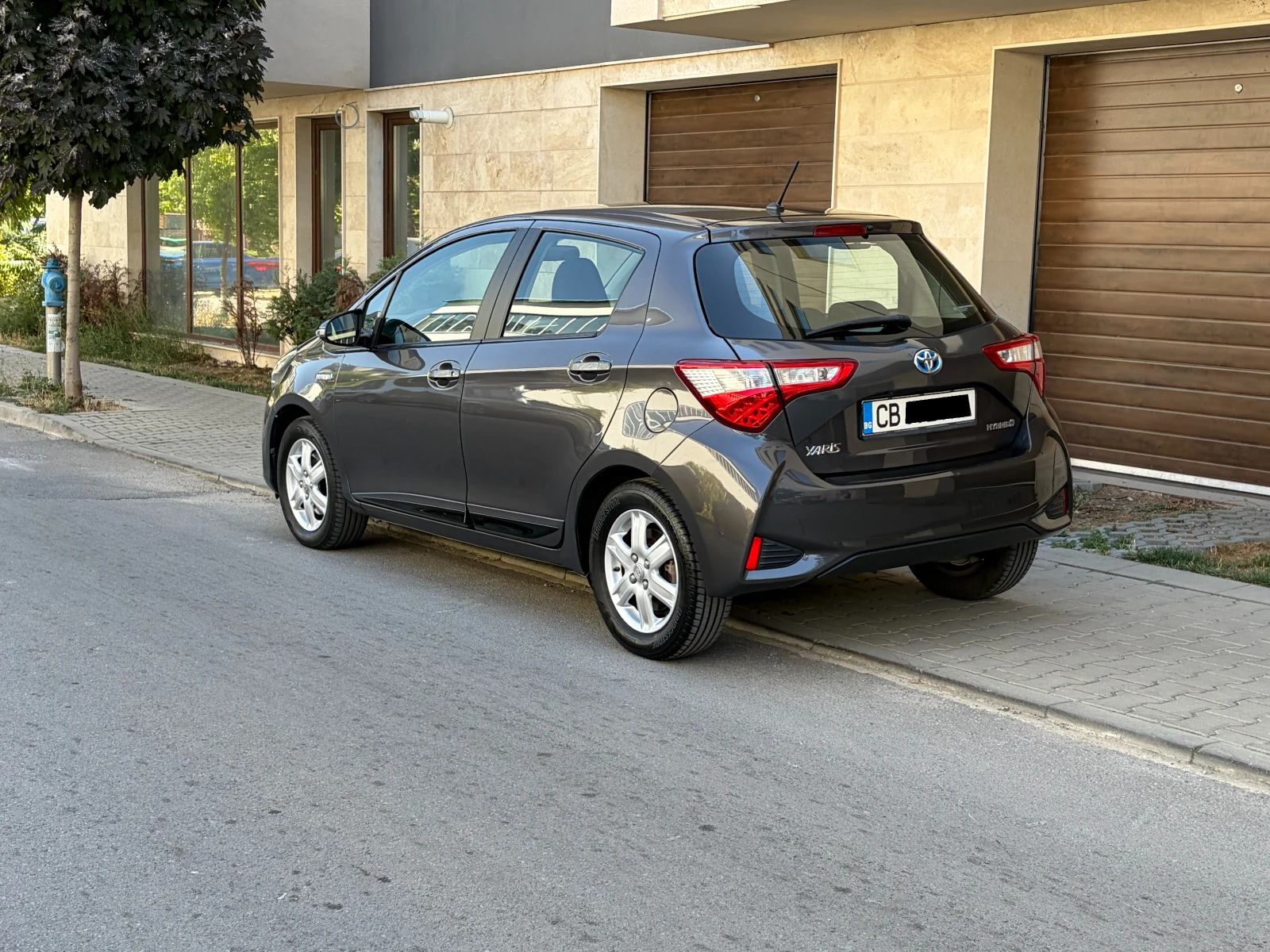 Toyota Yaris 1.5 VVT-i Hybrid e-CVT Facelift- в Гаранция, снимка 4 - Автомобили и джипове - 55747556