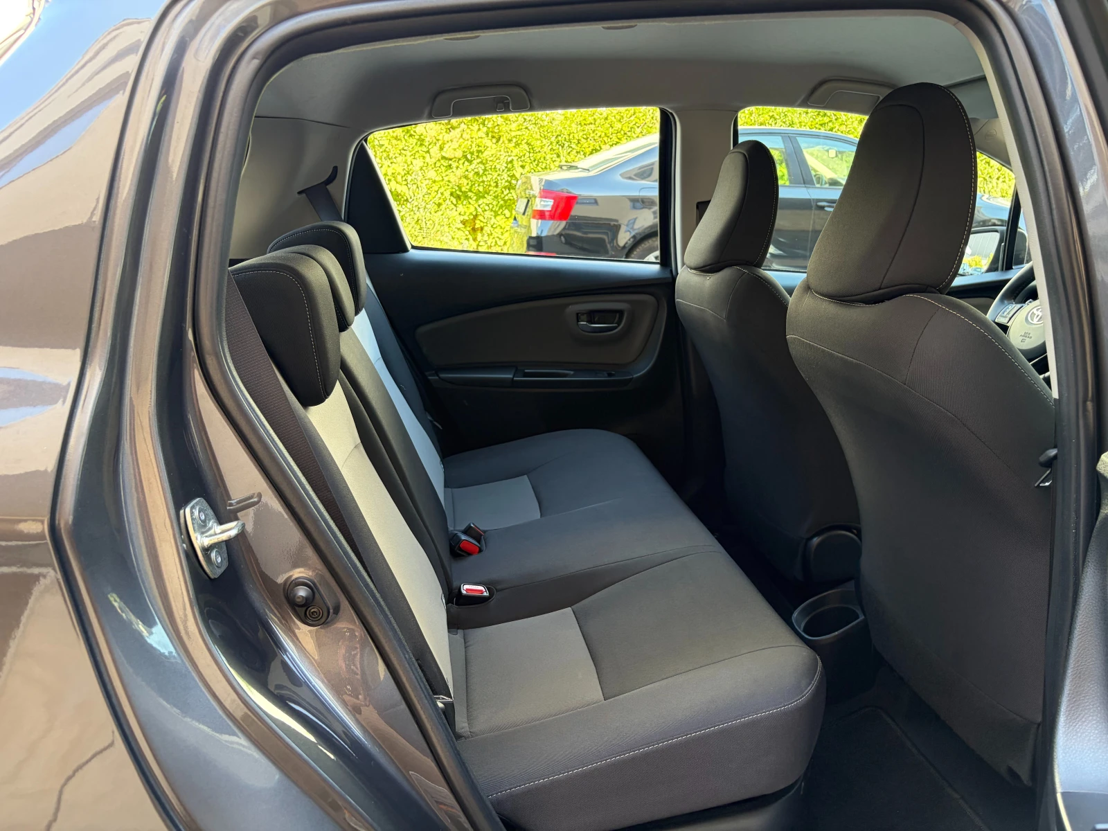 Toyota Yaris 1.5 VVT-i Hybrid e-CVT Facelift- в Гаранция, снимка 14 - Автомобили и джипове - 55747556