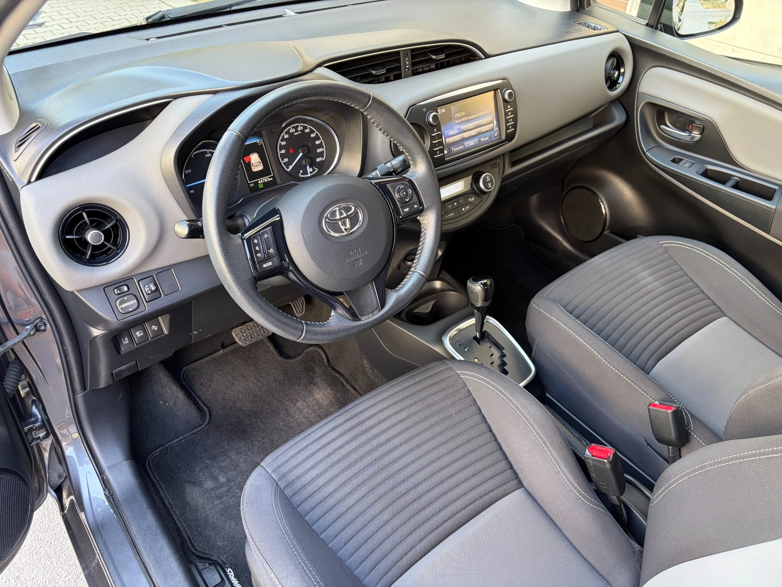 Toyota Yaris 1.5 VVT-i Hybrid e-CVT Facelift- в Гаранция, снимка 6 - Автомобили и джипове - 55747556