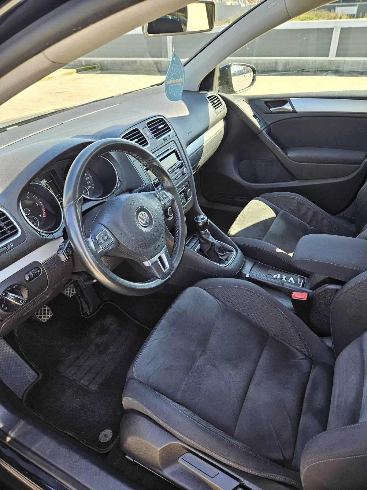 VW Golf 1.6 TDI, снимка 8 - Автомобили и джипове - 56481462