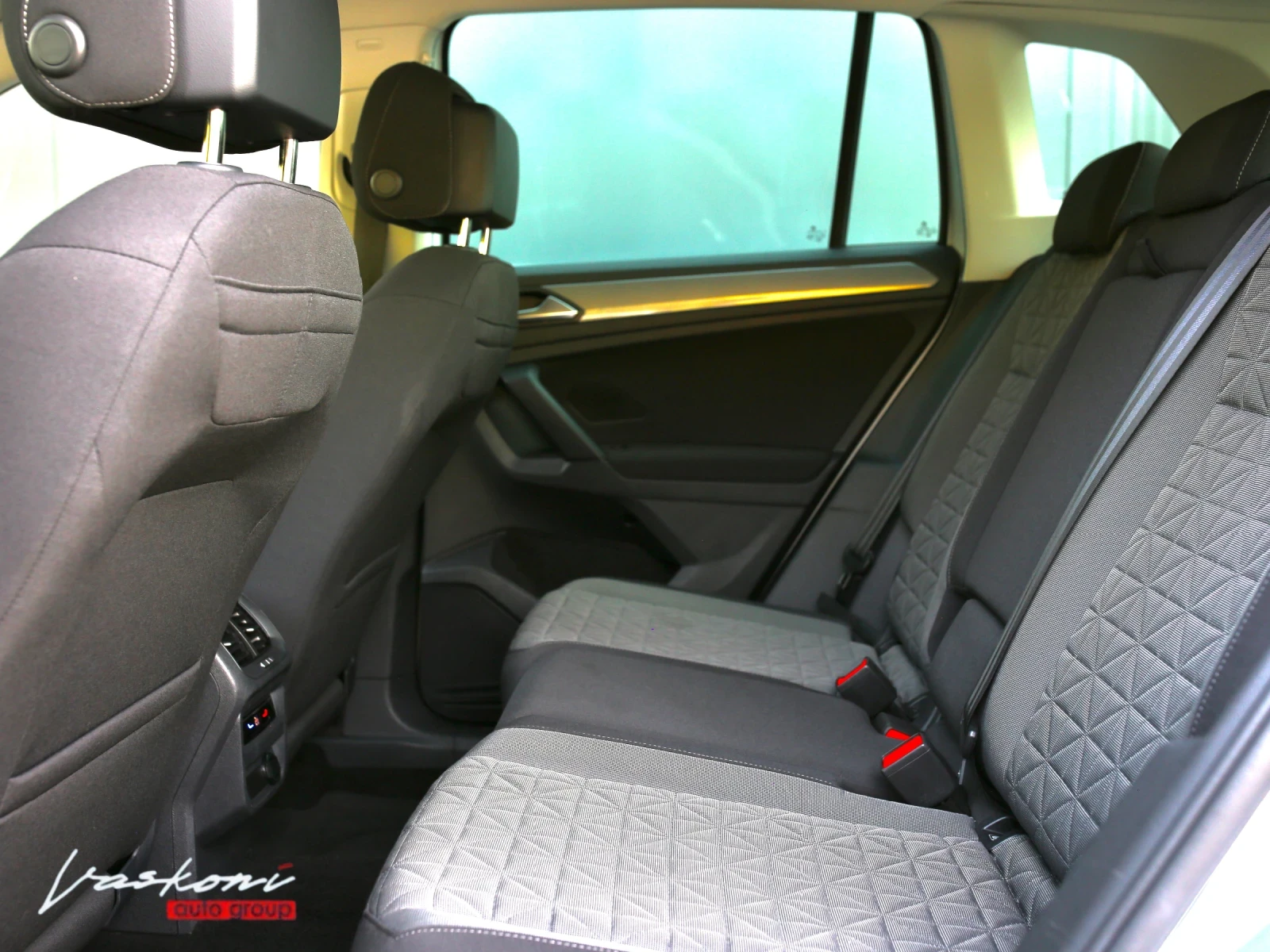 VW Tiguan 2.0 TDI Highline, снимка 15 - Автомобили и джипове - 56431312