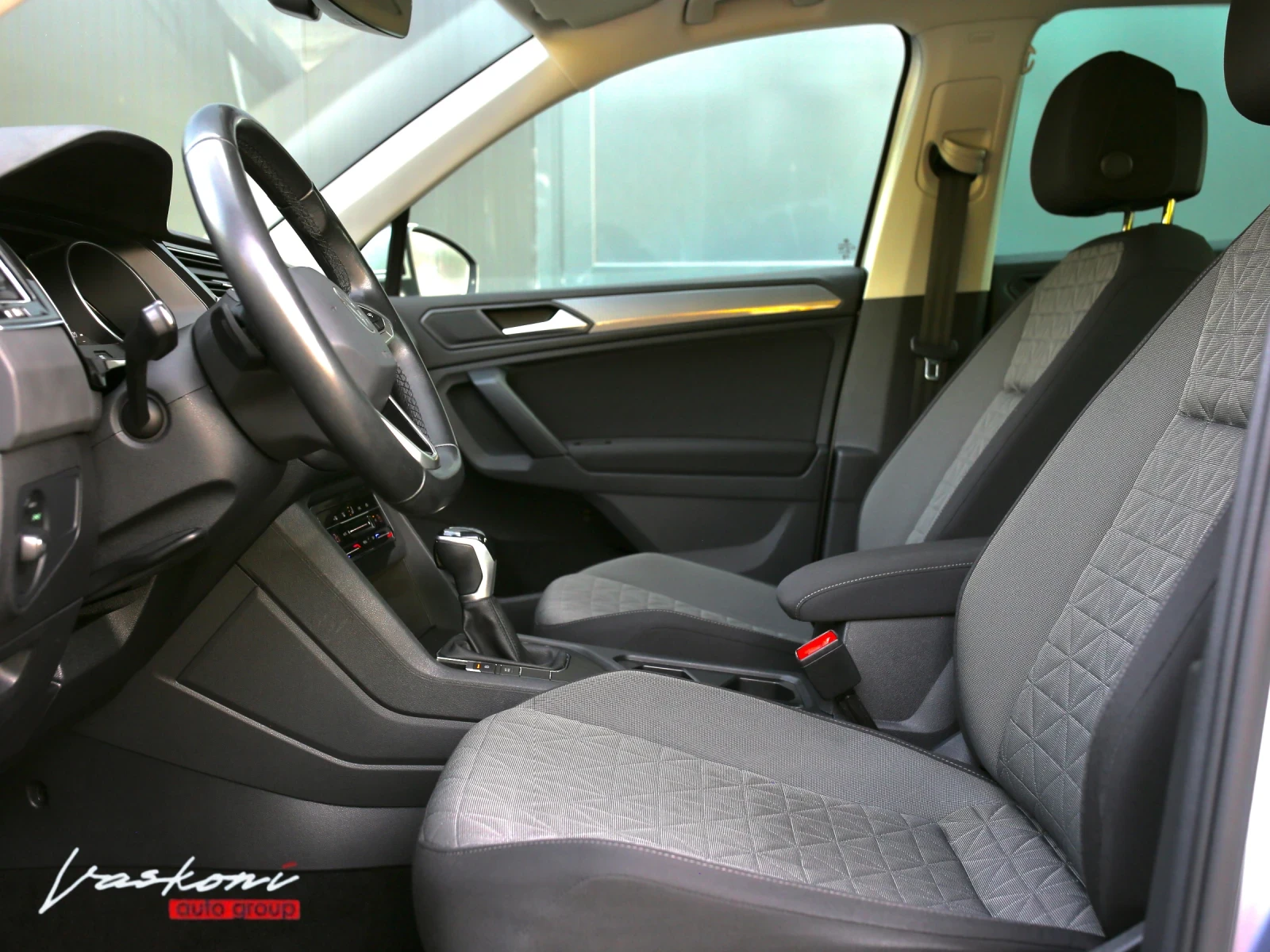 VW Tiguan 2.0 TDI Highline, снимка 10 - Автомобили и джипове - 56431312