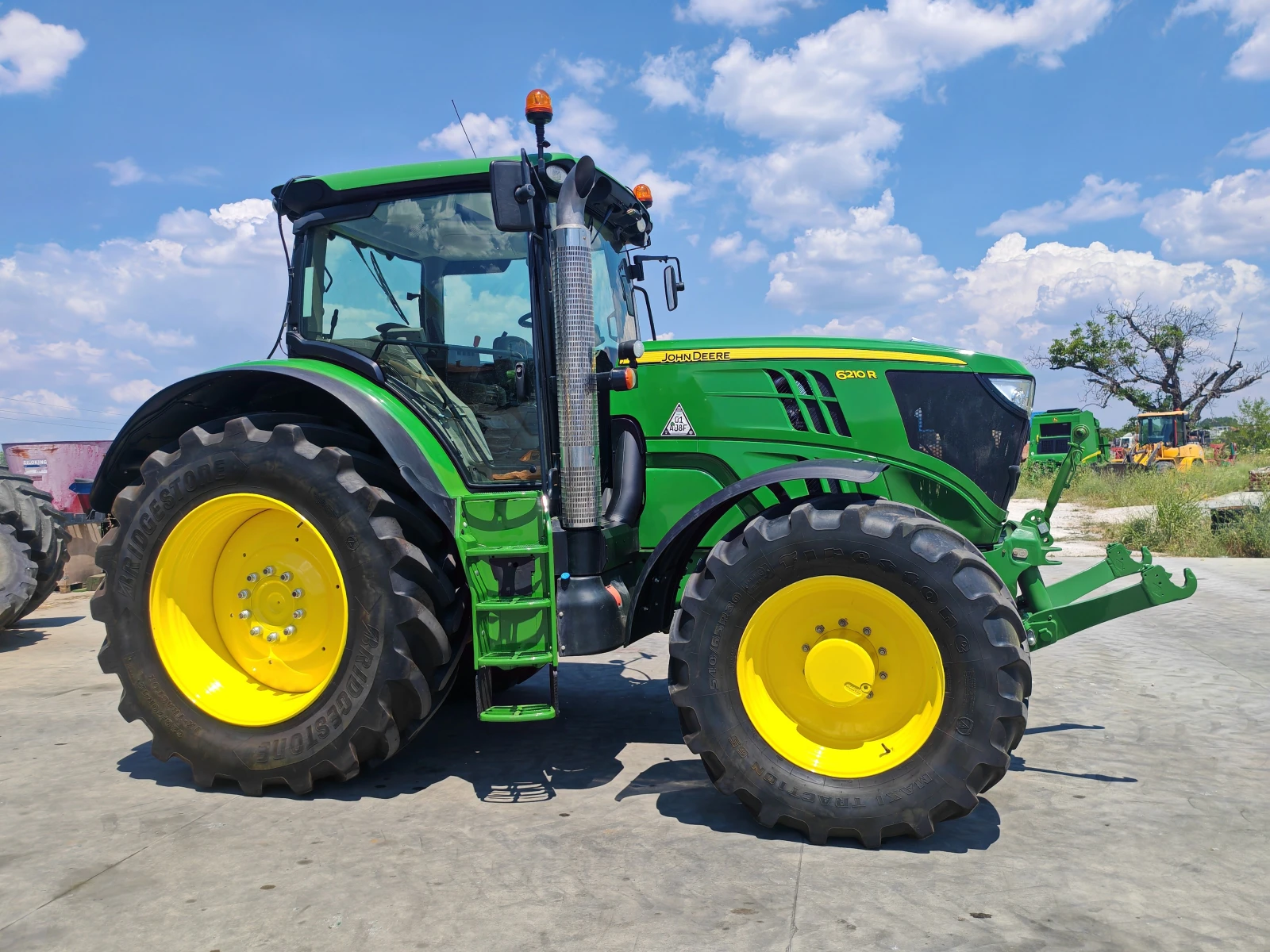 Трактор John Deere 6210R лизинг с първоначална вноска 20 %