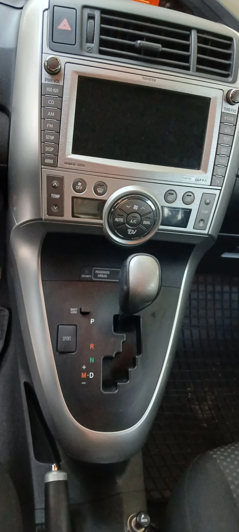 Toyota Verso 1.8, снимка 11 - Автомобили и джипове - 52267565