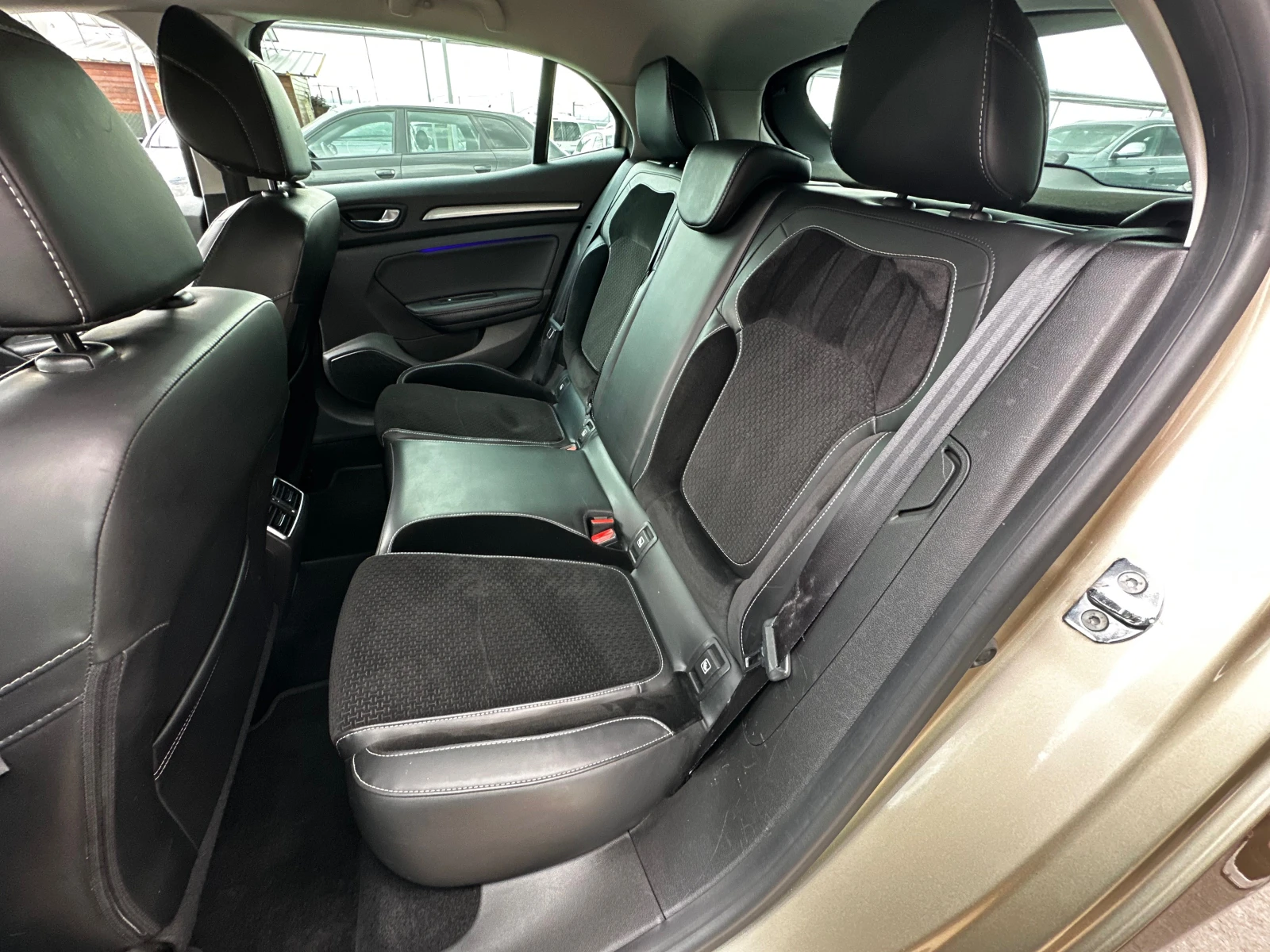 Renault Megane 1.5DCI 110к.с Автомат* Full, снимка 15 - Автомобили и джипове - 54246973