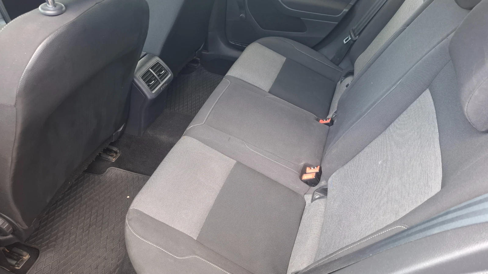 VW Golf 1.6TDI, снимка 15 - Автомобили и джипове - 55217383